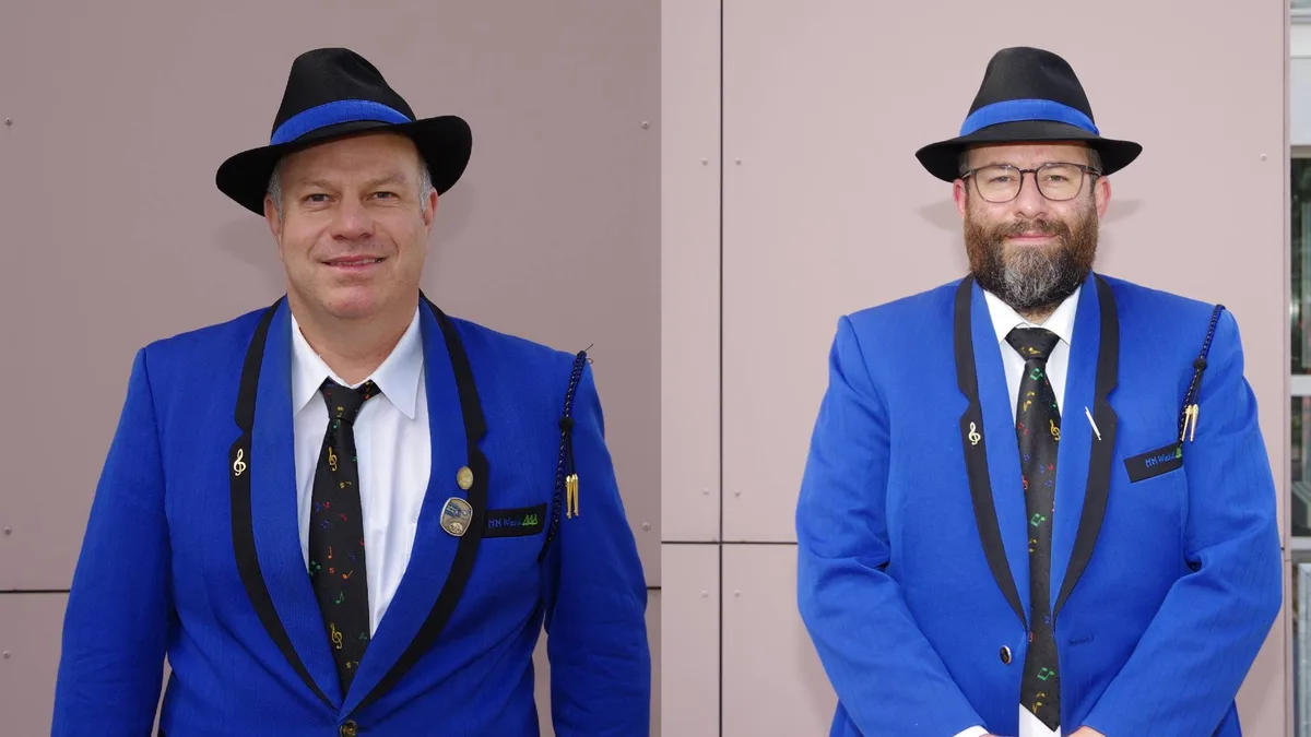 Zwei Männer in Musikuniformen.